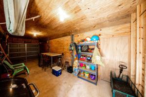 Zimmer mit einem Kühlschrank und einem Tisch. in der Unterkunft Relax at our Beach Haven - Pet Friendly in Galveston