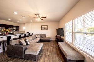 Χώρος καθιστικού στο Experience Lake Solace