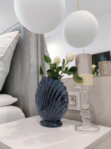 stół z dwoma lampami i wazon z kwiatami w obiekcie Marina View 15 & SPA w Dziwnowie +37 zdjęć