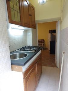 uma cozinha com um fogão e um lavatório em Villa Pasqualina -(Sobrietà e Semplicità) em Portici