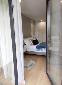 Łóżko lub łóżka w pokoju w obiekcie Marina View 15 & SPA