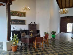a living room with a table and chairs at Casa Yoly Hostel Granada in Granada