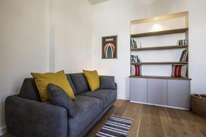 uma sala de estar com um sofá e uma estante de livros em Splendid studio right in the center of Biarritz - Welkeys em Biarritz