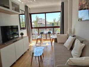 TV a/nebo společenská místnost v ubytování Madrid Wanda Aeropuerto Ifema Plenilunio Dy
