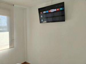 Telewizja i/lub zestaw kina domowego w obiekcie Madrid Wanda Aeropuerto Ifema Plenilunio Dy