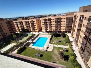 widok z powietrza na kompleks apartamentów z basenem w obiekcie Madrid Wanda Aeropuerto Ifema Plenilunio Dy w Madrycie