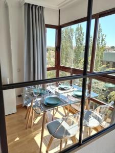 Balkon lub taras w obiekcie Madrid Wanda Aeropuerto Ifema Plenilunio Dy