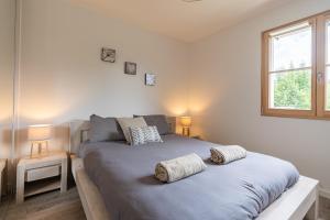 - une chambre avec un lit et 2 oreillers dans l'établissement Talloires Village, Lac d'Annecy, Résidence récente 4 étoiles, à Talloires