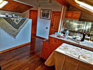 een keuken met houten vloeren en een aanrecht bij PERLA Bianca DELLE 5 TERRE in La Spezia