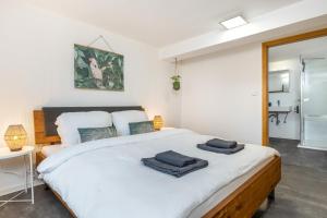 a bedroom with a large bed with towels on it at KAKADU - Zentral - Workplace - Top Ausstattung in Frankenberg