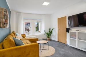 KAKADU - Zentral - Workplace - Top Ausstattung في فرانكينبرغ: غرفة معيشة مع أريكة وطاولة