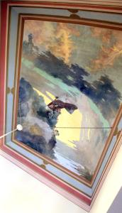 une peinture sur le plafond d'une pièce dans l'établissement Duomo Housing Catania Le Suites, à Catane