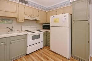 eine Küche mit weißen Geräten und einem weißen Kühlschrank in der Unterkunft Myrtle Beach Resort A349 in Myrtle Beach