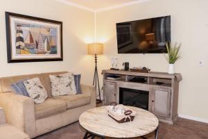 uma sala de estar com um sofá e uma televisão em Myrtle Beach Resort A145 em Myrtle Beach