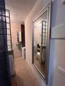 bagno con specchio, lavandino e servizi igienici di Dream Central Toscal a Santa Cruz de Tenerife