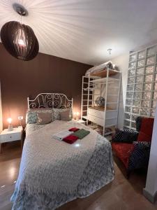 ein Schlafzimmer mit einem weißen Bett und einem Stuhl in der Unterkunft Dream Central Toscal in Santa Cruz de Tenerife
