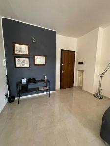 a living room with a black wall and a door at Terrace house appartamento mq 80 adiacente ospedale e clinica in Piacenza