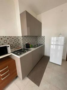Kuchyňa alebo kuchynka v ubytovaní TERRACE HOUSE appartamento mq 80 adiacente ospedale e clinica