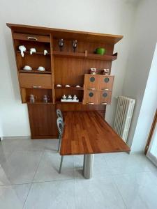 Kuchyňa alebo kuchynka v ubytovaní TERRACE HOUSE appartamento mq 80 adiacente ospedale e clinica