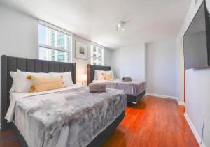 Een bed of bedden in een kamer bij Exquisite Ocean View 3 BR Apartment