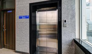 un ascensore metallico davanti a un edificio di Itsy Hotels Kattari Komforts, Chikmagalur a Chikmagalūr