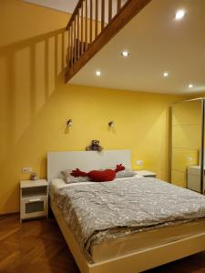 ブダペストにあるM Apartments - Downtown 2のベッドルーム1室(黄色い壁の大型ベッド1台付)