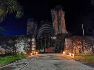 - une entrée pour un bâtiment la nuit avec des lumières dans l'établissement Hotel Tihosuco Colonial, à Ekpedz