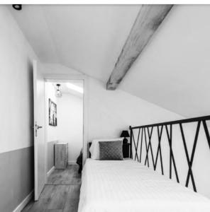 1 dormitorio con 1 cama en una habitación con paredes blancas en Pearl of Sopot, en Sopot