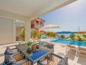 Πισίνα στο ή κοντά στο Luxury Villa Agios Dimitrios with private pool by DadoVillas