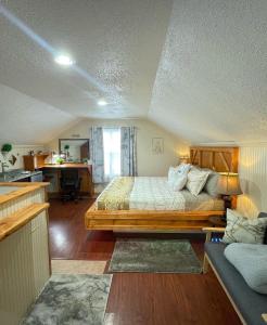 1 dormitorio con cama y escritorio en Adults Only vacation rental with Hot tub- NO PARTIES, en Detroit