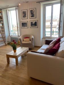 Sala de estar con sofá blanco y mesa de centro en Calme et confort en coeur de ville, en Draguignan