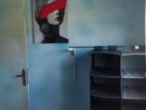 Frasta's Rose في Plaka: لوحة لامرأة ذات قبعة حمراء على الحائط
