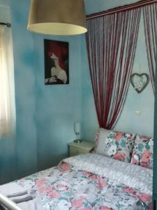 Frasta's Rose في Plaka: غرفة نوم مع سرير وصورة قلب على الحائط