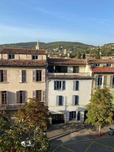 een groep gebouwen naast elkaar bij Calme et confort en coeur de ville in Draguignan