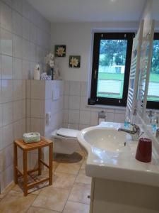 Koupelna v ubytování „Frische Quelle“ Jonsdorf + 34 fotografií
