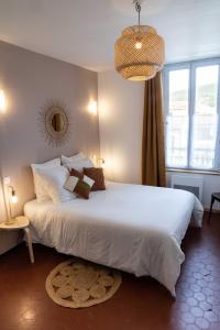 מיטה או מיטות בחדר ב-Calme et confort en coeur de ville