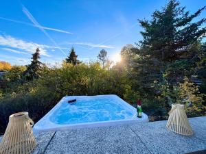 a hot tub sitting on top of a table at Ferienhaus Harzblick in Meisdorf