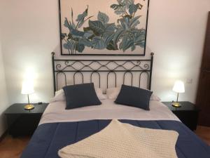 - une chambre avec un grand lit et deux lampes dans l'établissement La Poderina, à Monteriggioni
