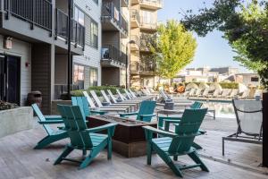 una fila de sillas y mesas en un patio en Locale Music Row - Nashville, en Nashville