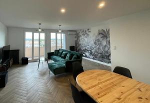 Гостиная зона в Appartement cosy avec vue imprenable sur la cité