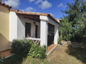 widok na dom z werandą w obiekcie Sa Teria Village - Camere Deluxe - w mieście Tertenìa