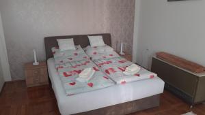 苏博蒂察Apartment Ildiko的一间卧室配有带四个枕头和鞋子的床