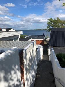 uma vista para a água a partir do telhado de uma casa em Hel(t) udlejningsbolig med Christina som vært em Grasten