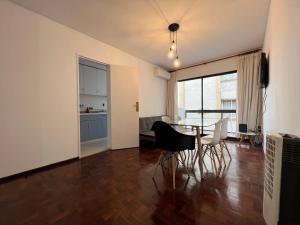 sala de estar con mesa y sillas en Apartamento Lela en Mendoza