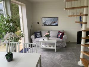 salon z kanapą i stołem w obiekcie Brygghuset, Solviken w mieście Rockneby