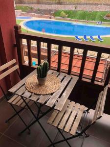 Изглед към басейн в Coqueto apartamento en ARona el PAlm-mar. или наблизо