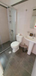 A bathroom at Irini Studios Még 37 kép