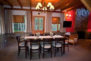uma sala de jantar com mesa e cadeiras em Lodge Rio Andino em Ushuaia