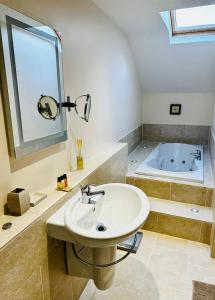 y baño con lavabo y bañera. en Zoe Bistro & Accommodation, en Kilrush