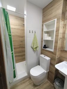ein Badezimmer mit einem weißen WC und einer Dusche in der Unterkunft Cal Perico, tourist and climbing apartament in Camarasa